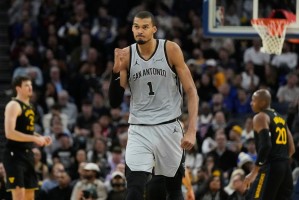 开云体育官网-文班亚马26+9福克斯27+8 马刺力克勇士六连胜