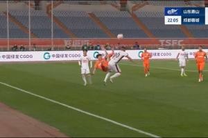 开云app-动作稍大！刘洋倒钩式解围踢中罗慕洛，被主裁出示黄牌