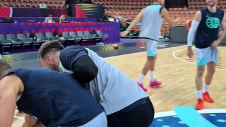 开云体育官网-斯洛文尼亚队内举办一对一抢球游戏 东契奇积极参与&amp;倒地抢球